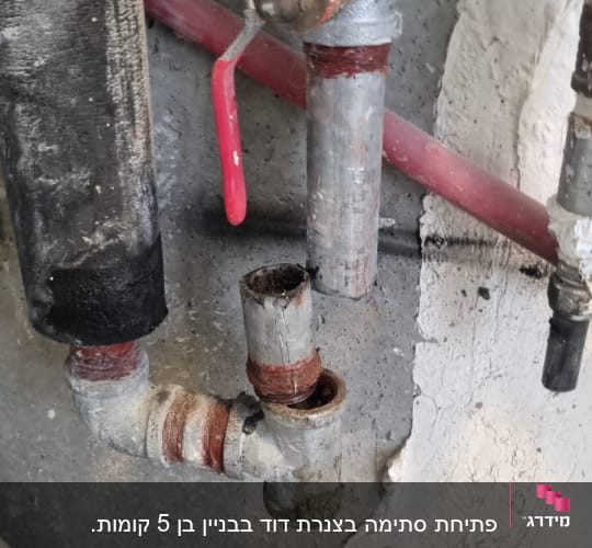 צינורות מתכת עם ברזים ומחברים, חלק ממערכת סולארית.